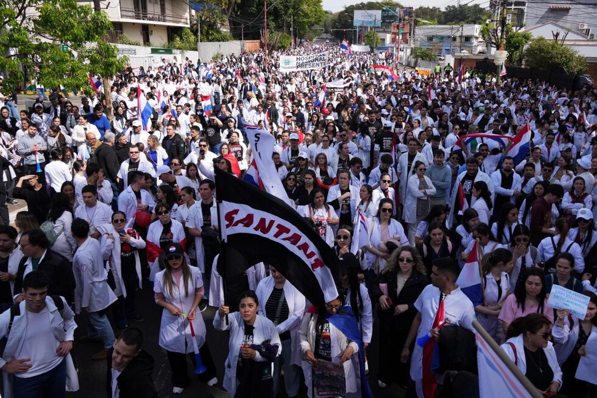 Médicos de Paraguay inician una huelga nacional de cinco días en medio de sistema de salud colapsado