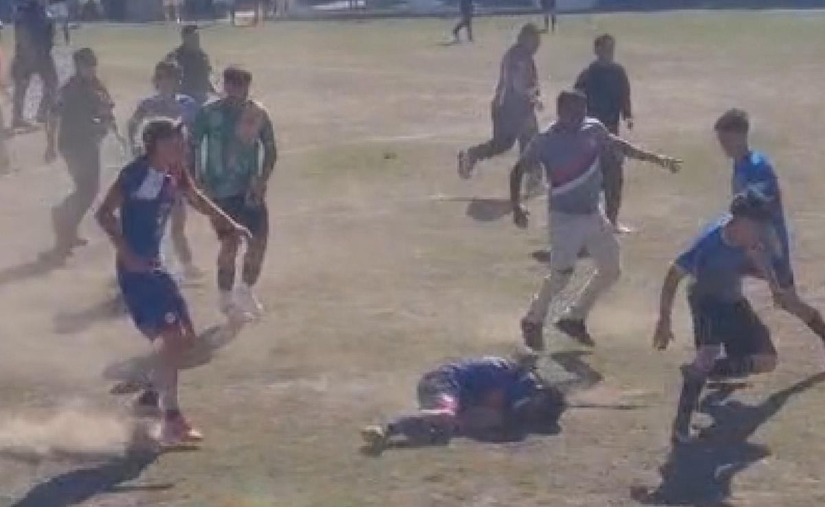 Violentos incidentes entre jugadores de Club Independiente San Javier y Club La Paz.