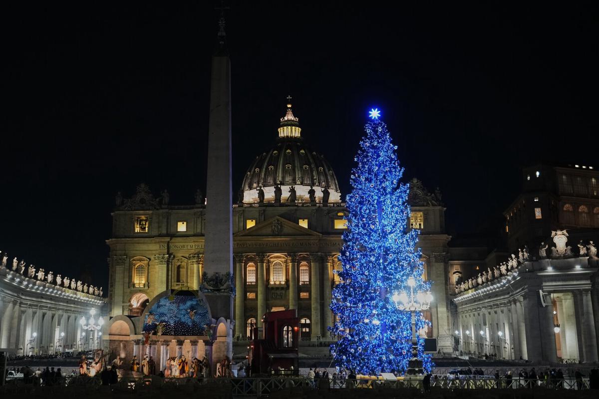 El Vaticano presenta el Nacimiento y enciende el árbol de Navidad en la Plaza de San Pedro