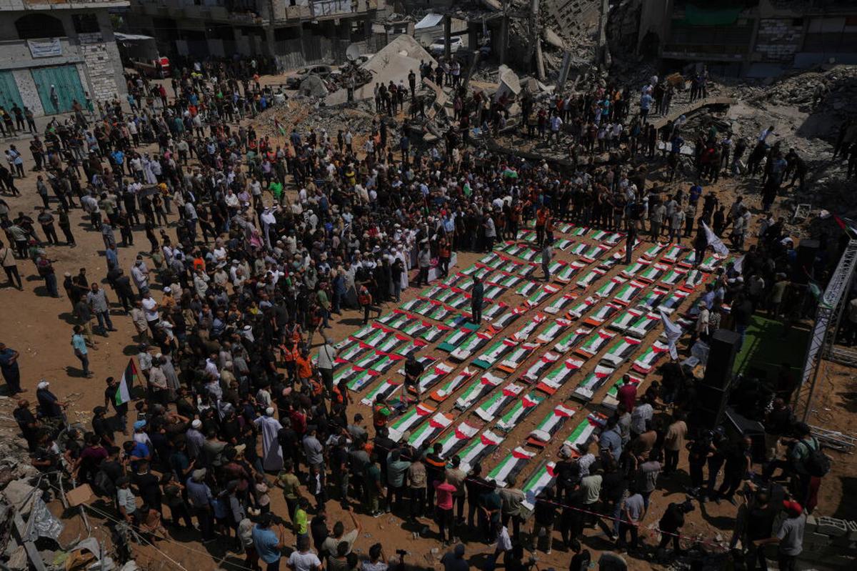 Palestinos realizan funerales de 112 cuerpos recuperados tras bombardeo de Israel a Gaza en 2023