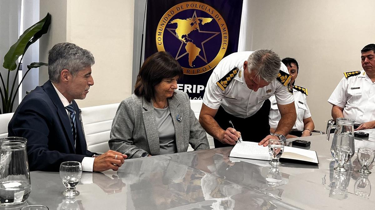 FOTO: Bullrich inauguró la sede de Ameripol en Córdoba.