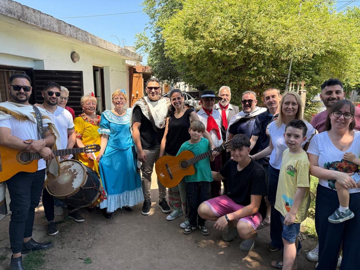 FOTO: Día de la Madre: Los Trajinantes regalaron una serenata y mucho más