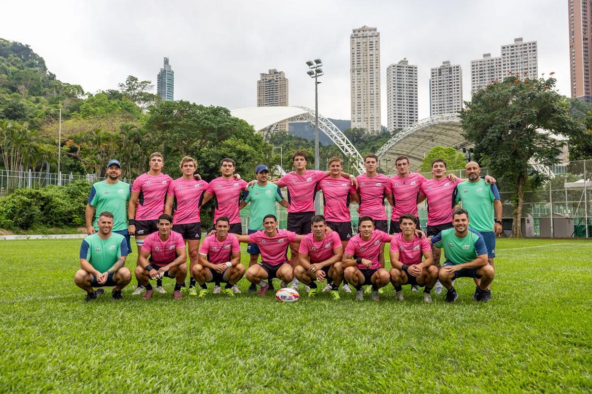 La delegación argentina de Los Pumas 7s antes del inicio de la primera serie, en Hong Kong.