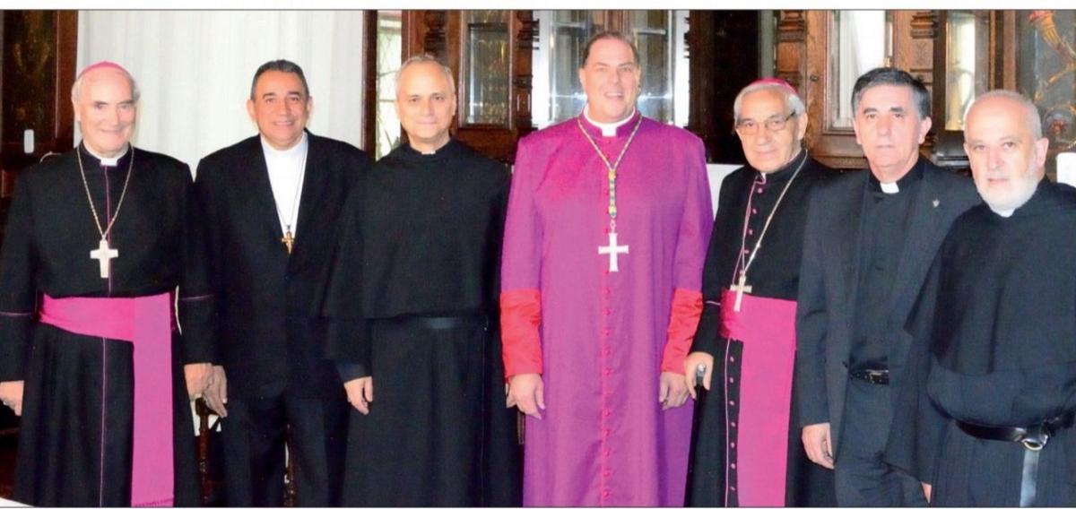 Prevost, en La Plata en 2013, durante la ordenación de Bochatey como obispo auxiliar.