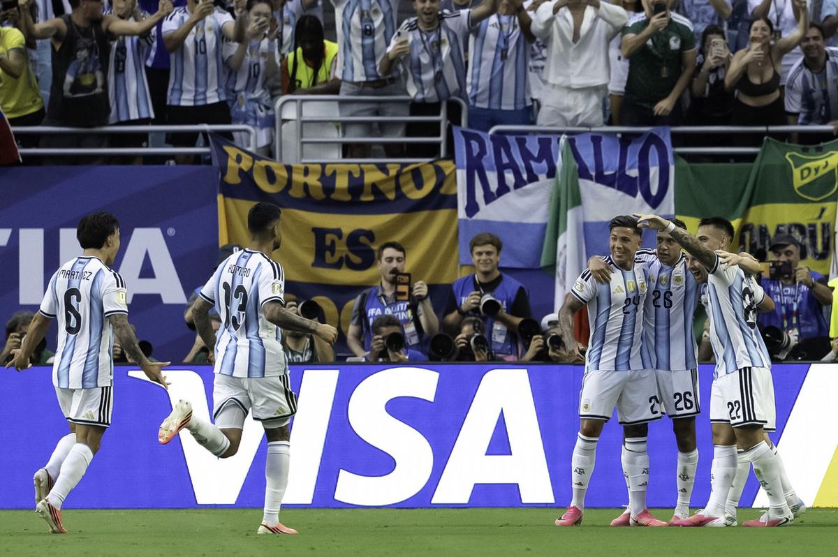 Los jugadores argentinos festejan la victoria ante Cabo Verde.