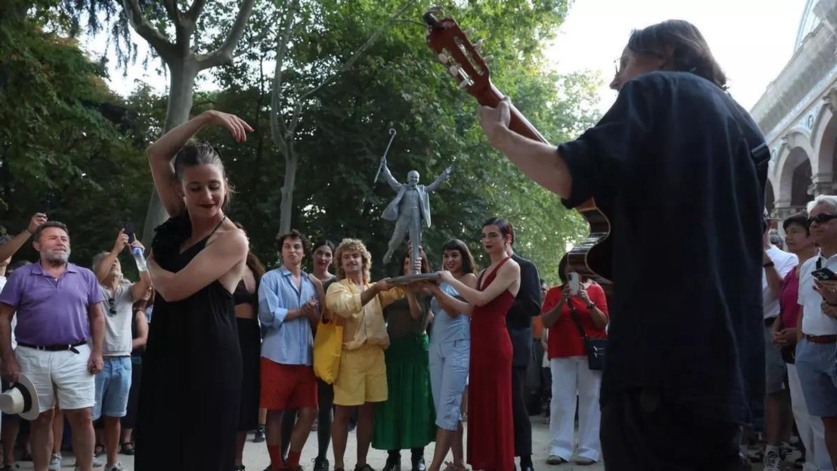 La procesión con la estatua de García Lorca recorrió las calles de Madrid.