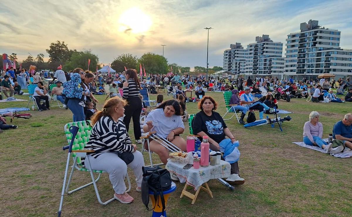 A horas de la despedida, el barrio de Messi vuelve a ser protagonista en Rosario.