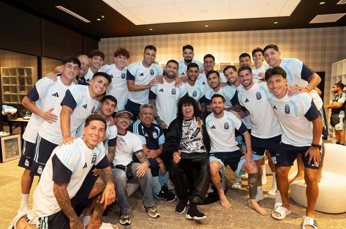 ¿Qué temas le cantó La Mona a la Selección?