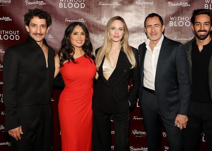 Juan Minujín deslumbra en la premiere de 'Sin sangre' junto a Salma Hayek y Angelina Jolie