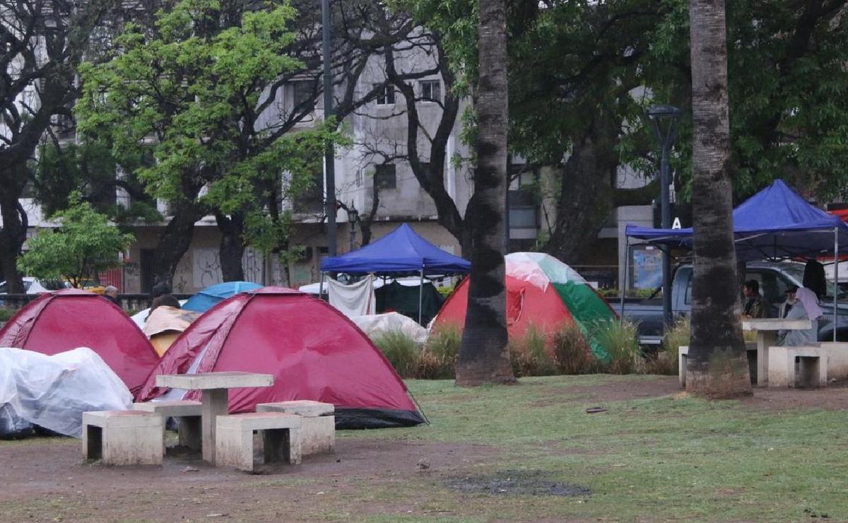 Acampe en Plaza de la Intendencia (Foto: Daniel Cáceres, Cadena3).