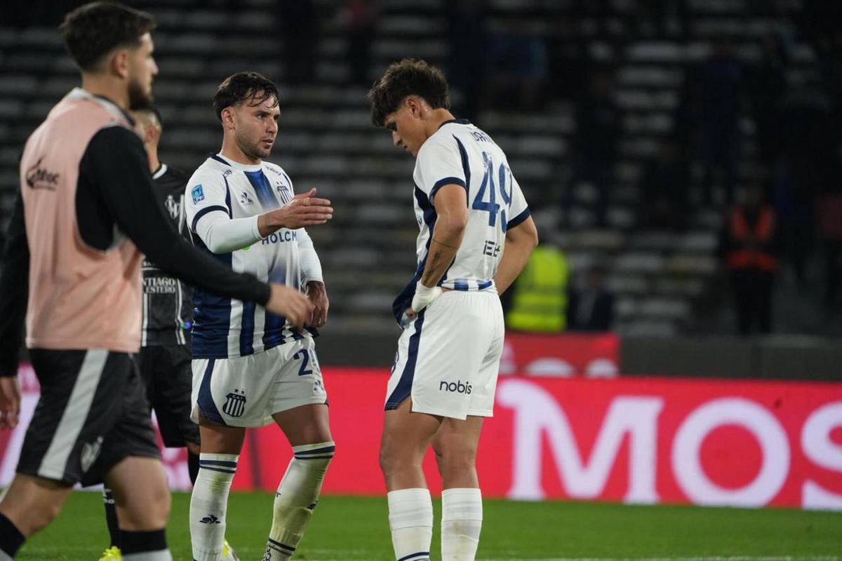 El plantel de Talleres se fue silbado del Kempes. (Foto: Daniel Cáceres/C3)