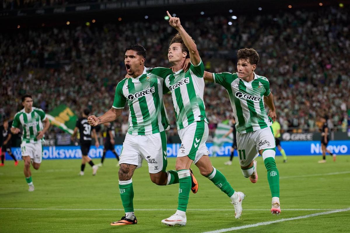 Rodrigo Riquelme festeja su gol junto a Juan Hernández (izquierda) y Francisco García (derecha).