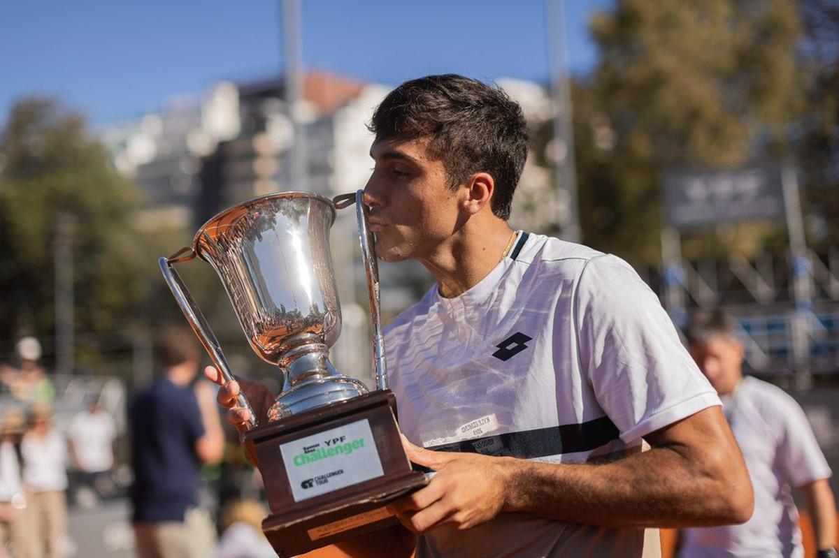 Román Burruchaga, campeón defensor, celebra su conquista.