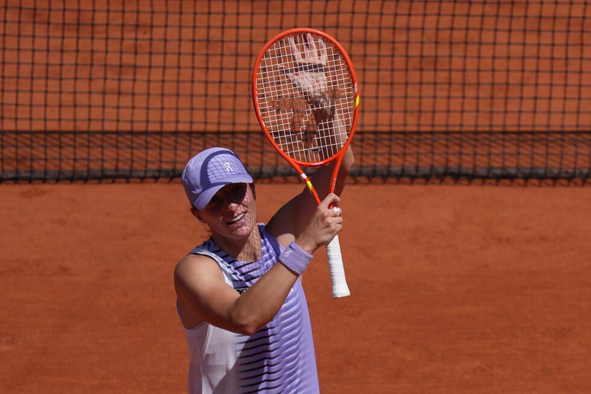 Iga Swiatek gana, pero no da nada por sentado en Roland Garros tras dura temporada en arcilla