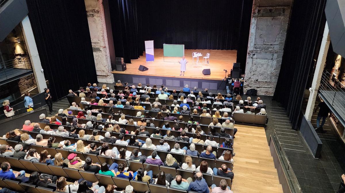 FOTO: El doctor Miroli expuso en un Teatro Comedia colmado. 