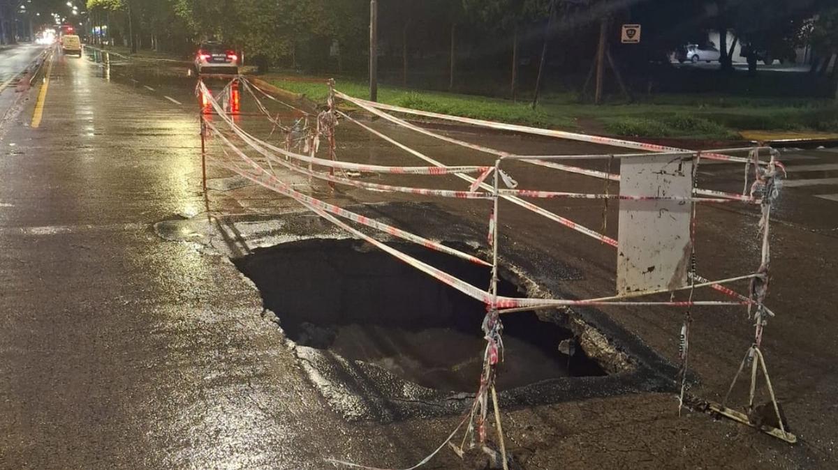 FOTO: Socavón en Av.Vélez Sarsfield