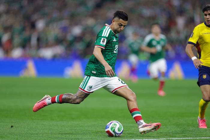 México le gana a Ecuador en el Azteca y por ahora se mete en octavos de final