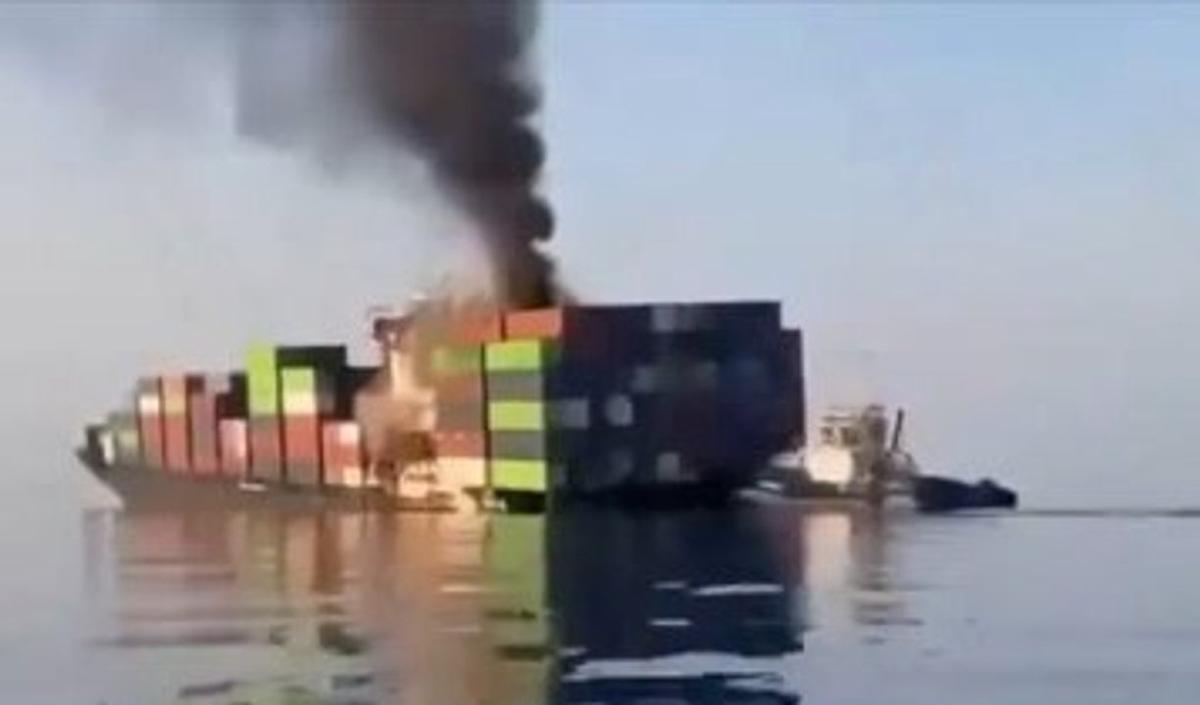 Un barco portacontenedores hundiéndose en el estrecho de Ormuz.