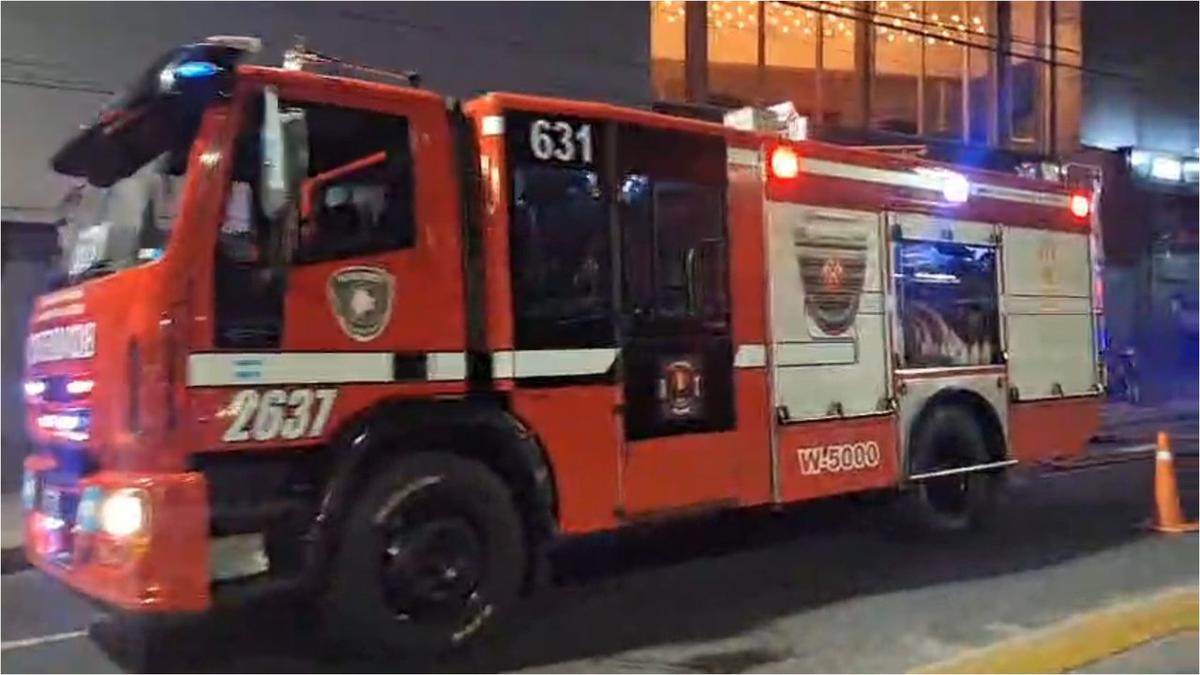 Incendio en supermercado Coto de Belgrano deja tres heridos y genera evacuación