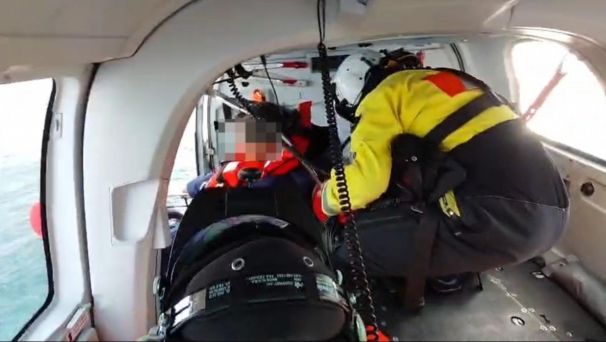 Rescataron a un tripulante de un pesquero a 346 kilómetros de la costa de Chubut.