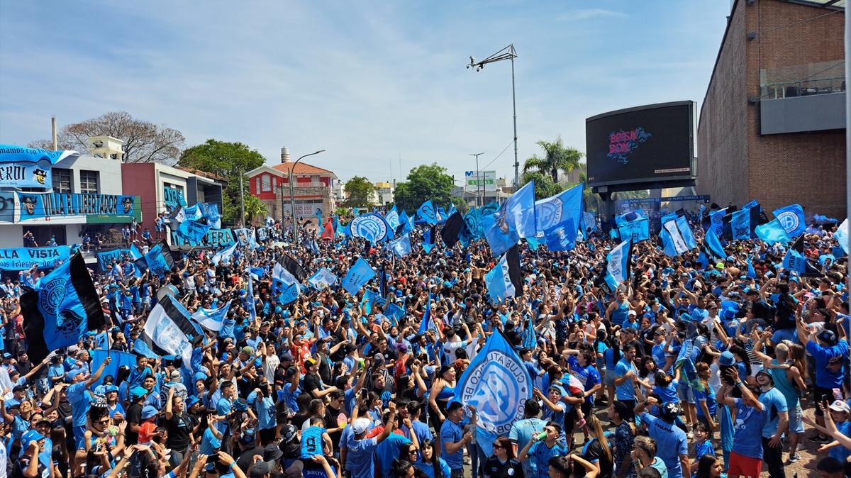 FOTO: Banderazo de Belgrano antes del clásico. 