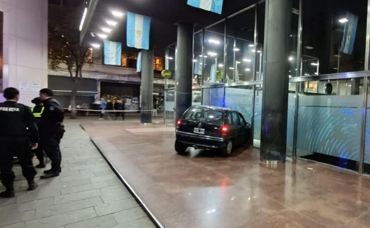 FOTO: Un hombre chocó su auto contra el frente del banco Nación de peatonal Córdoba.