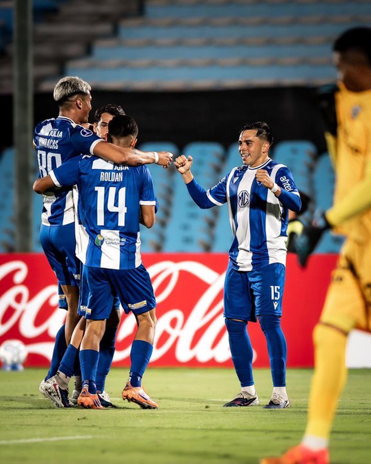 Jugadores de Juventud de Las Piedras festejan el gol que abrió el marcador.