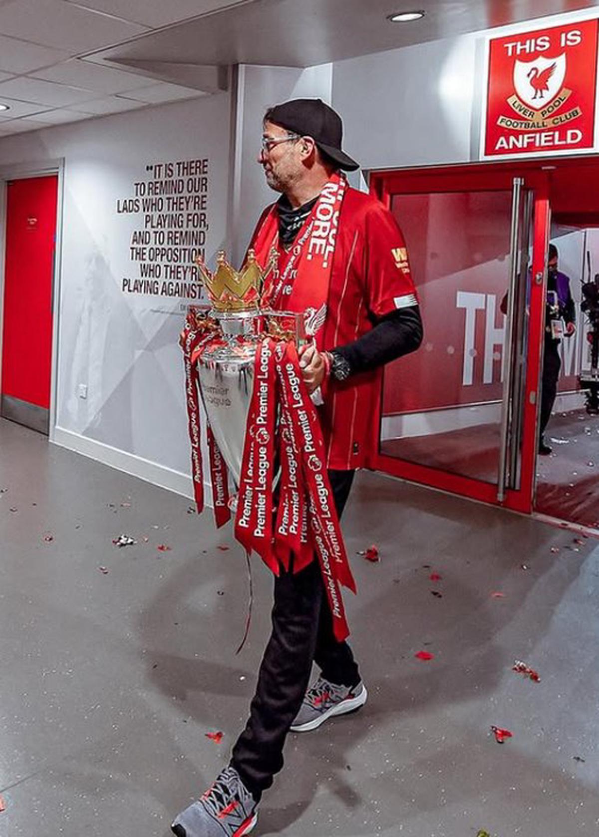 Jürgen Klopp con la única Premier League que pudo ganar durante su paso por el Liverpool.