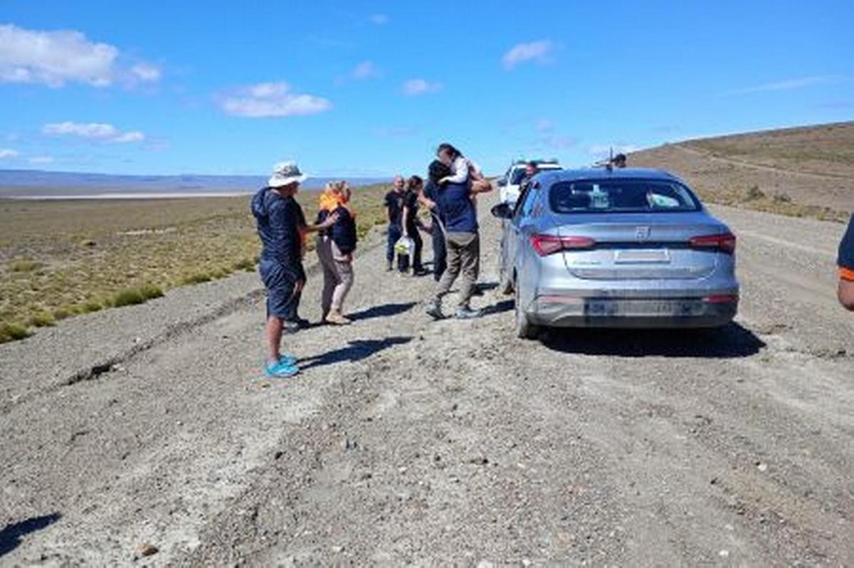 FOTO: Gobernador Gregores: rescataron a una familia mendocina atrapada en la ruta 