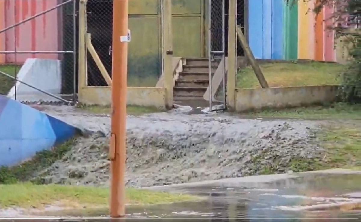 FOTO: Un desborde provocó un derrame de líquidos cloacales en el lago San Roque.