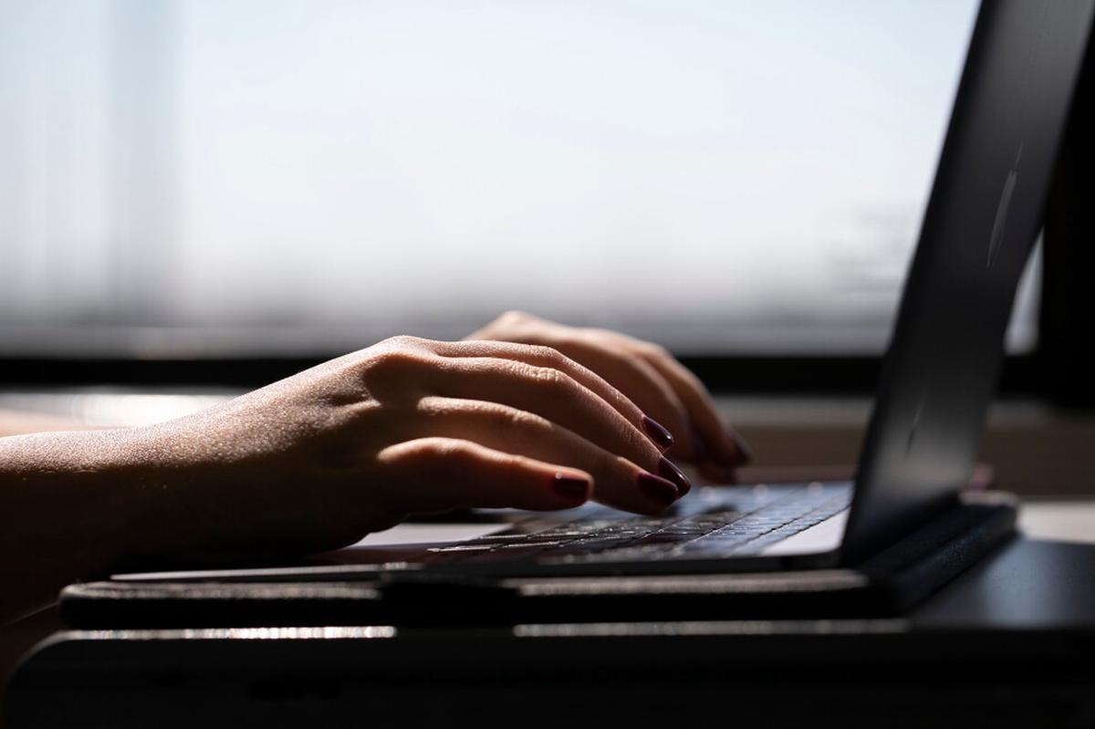 A medida que crece la vigilancia laboral, expertos recomiendan saber cómo te vigila tu empleador