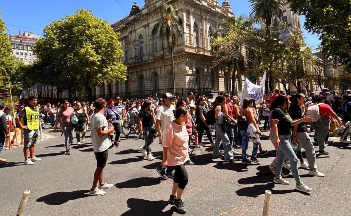 Los manifestantes llegan a la plaza San Martín.