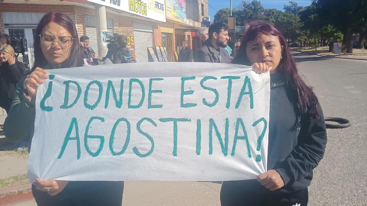 Familiares y amigos pide por la aparición de Agostina. (Gonzalo Carrasquera/Cadena 3)
