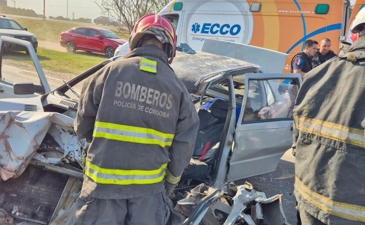 FOTO: Choque entre un camión y un auto en colectora. 