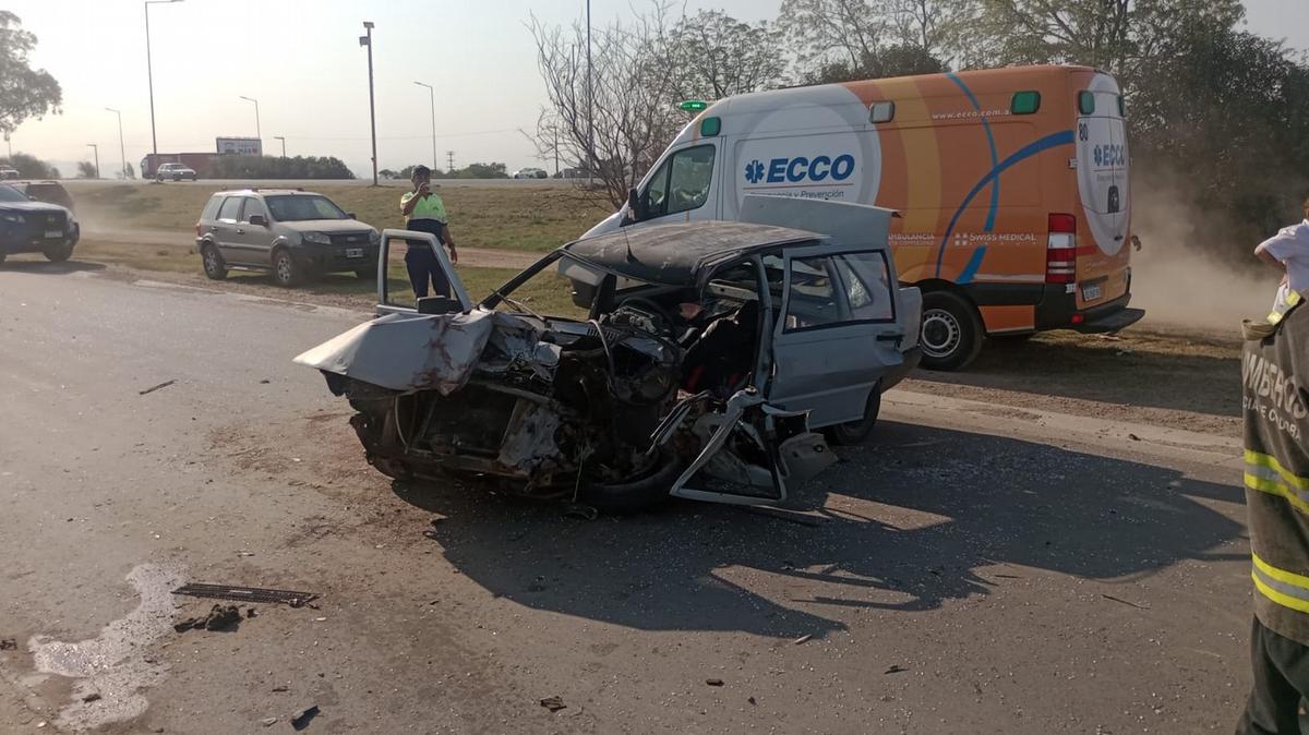 FOTO: Choque entre un camión y un auto en colectora. 