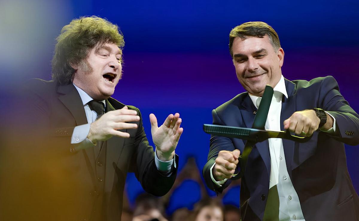 Flávio Bolsonaro lanza junto a Milei su candidatura presidencial.