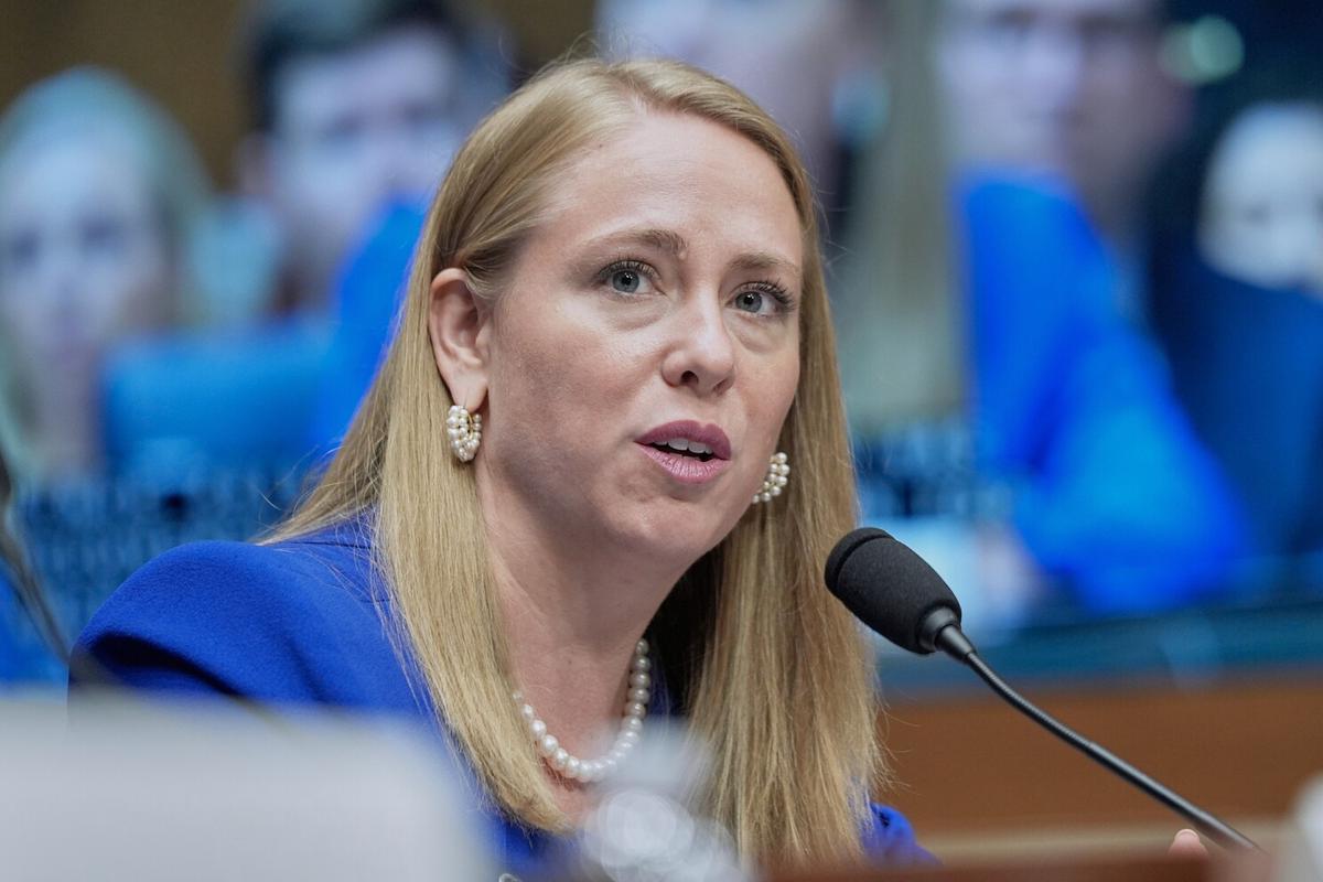 Titular de agencia de derechos laborales de EEUU insta a hombres blancos a denunciar discriminación