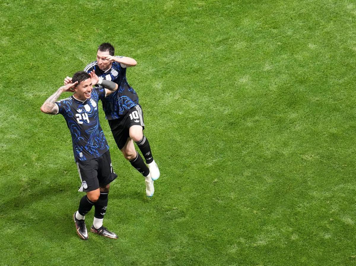 El festejo de Enzo Fernández junto a Messi ante Inglaterra.