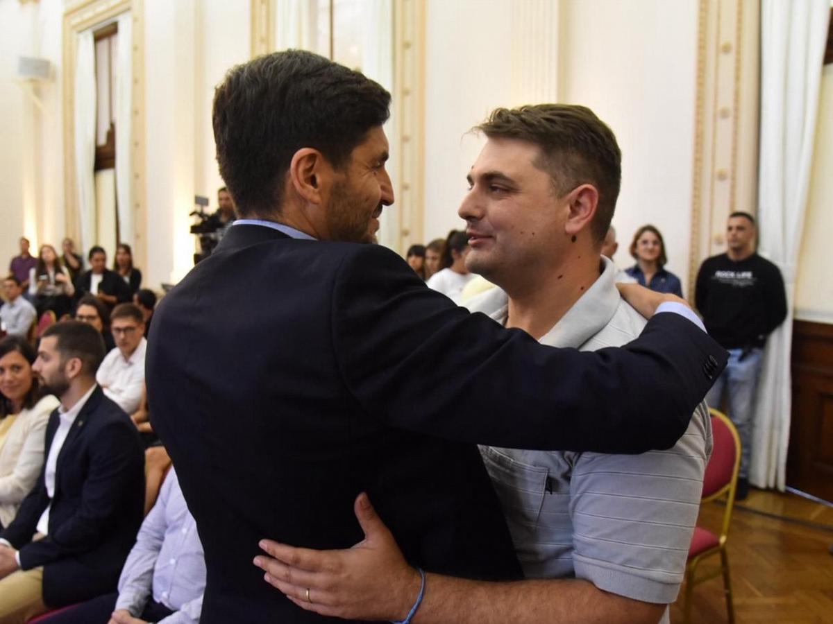 El Gobernador Maximiliano Pullaro junto al policía Luciano Nocelli.