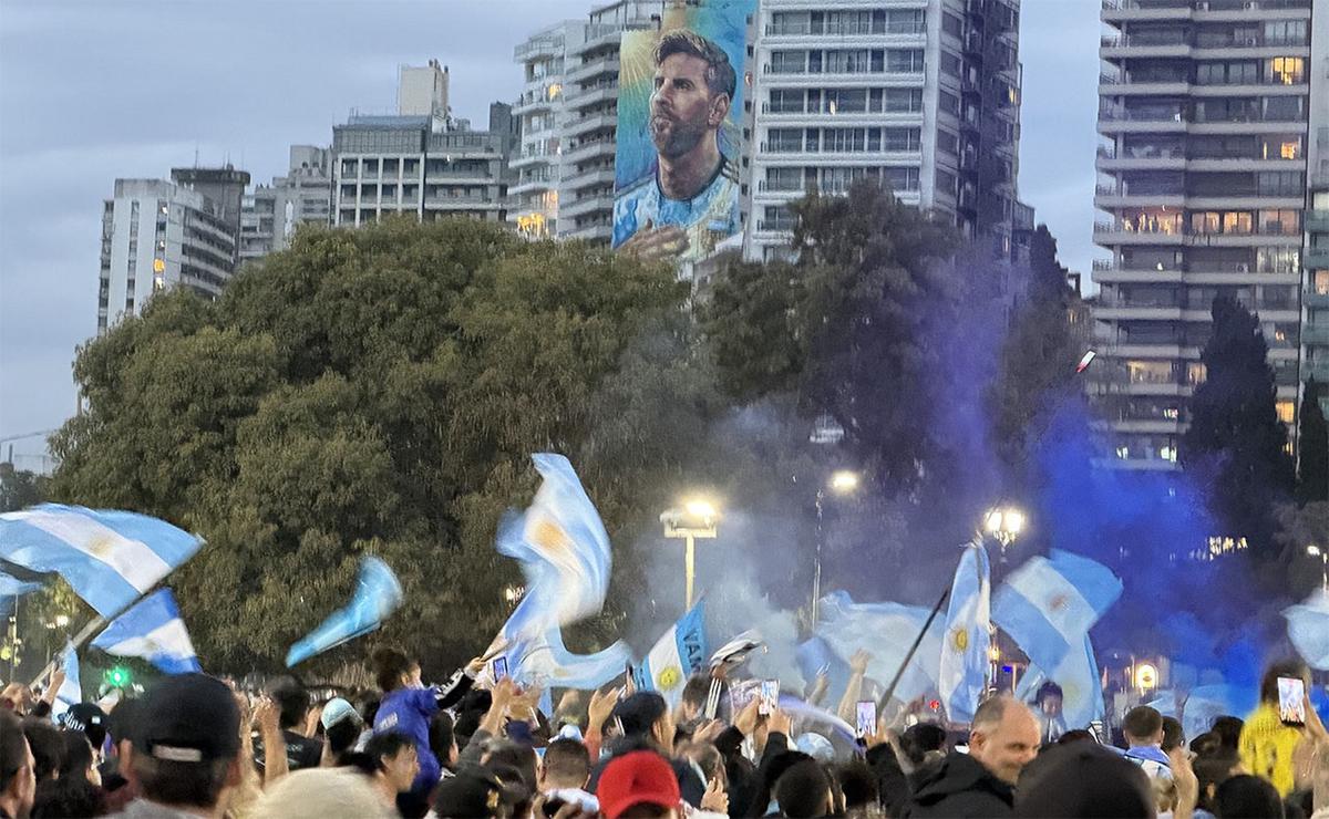 Euforia en Rosario por el triunfo ante Inglaterra y una nueva final del mundo.