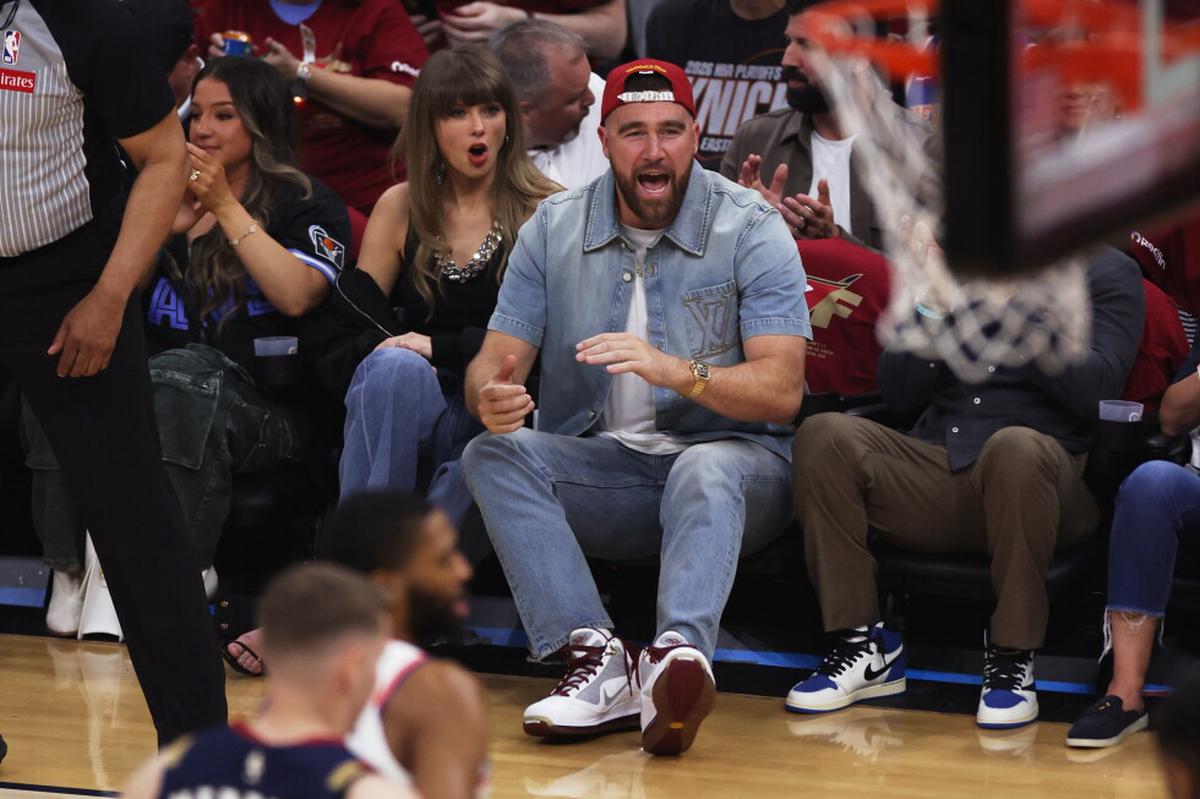 Travis Kelce asiste con Taylor Swift al partido de Cavs contra Knicks
