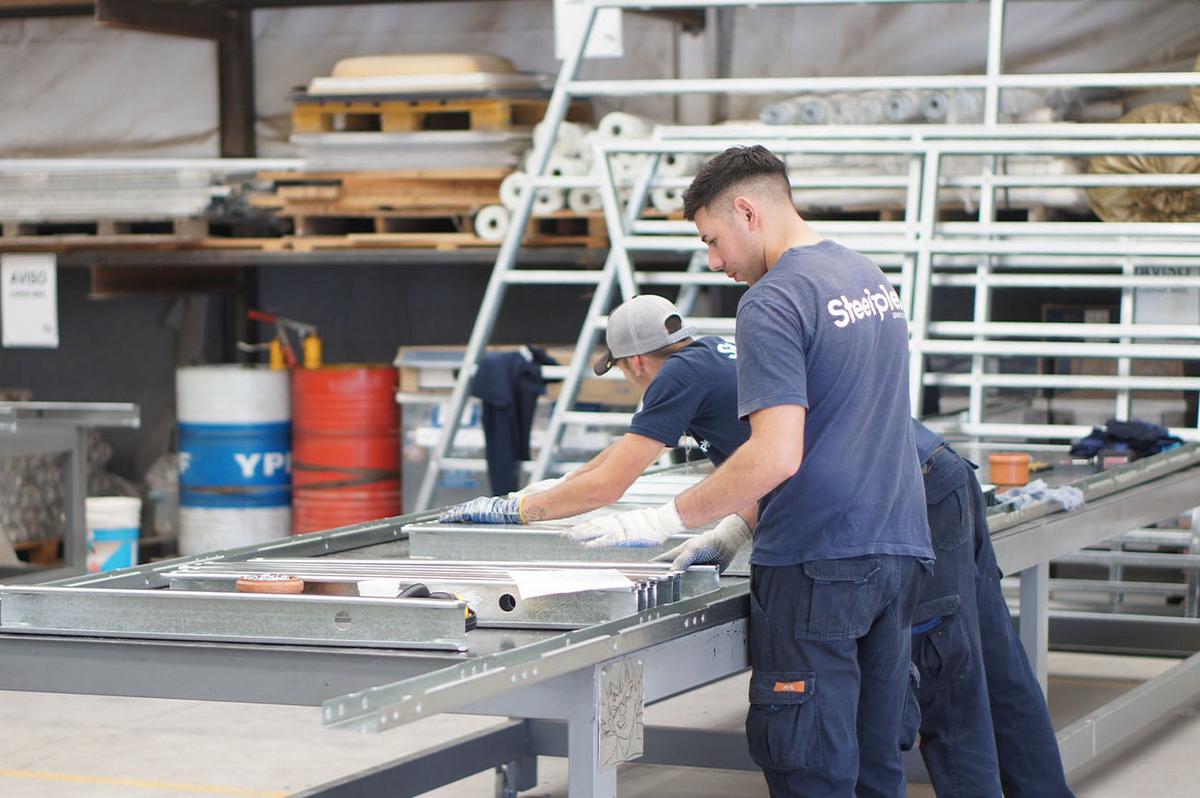 Los paneles se ensamblan en fábrica, para luego montarlos en terreno (Steelplex) 