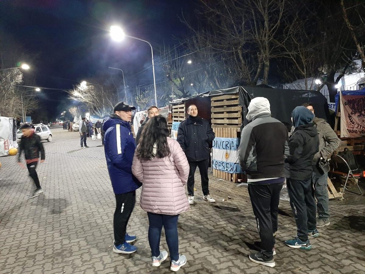 Policías y bomberos protestan en Santa Cruz