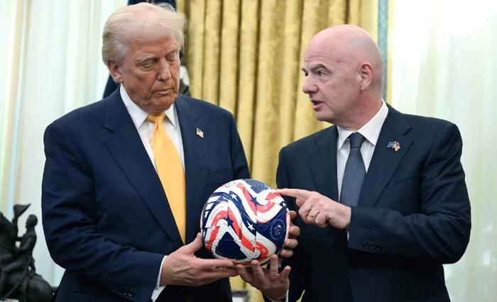 Trump intervino por la roja a Balogun: "Pedí una revisión por parte de la FIFA"