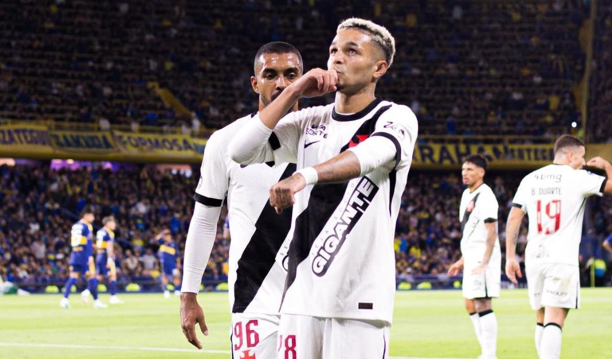 Adson Ferreira festeja el gol que abrió el marcador para ep equipo brasileño.