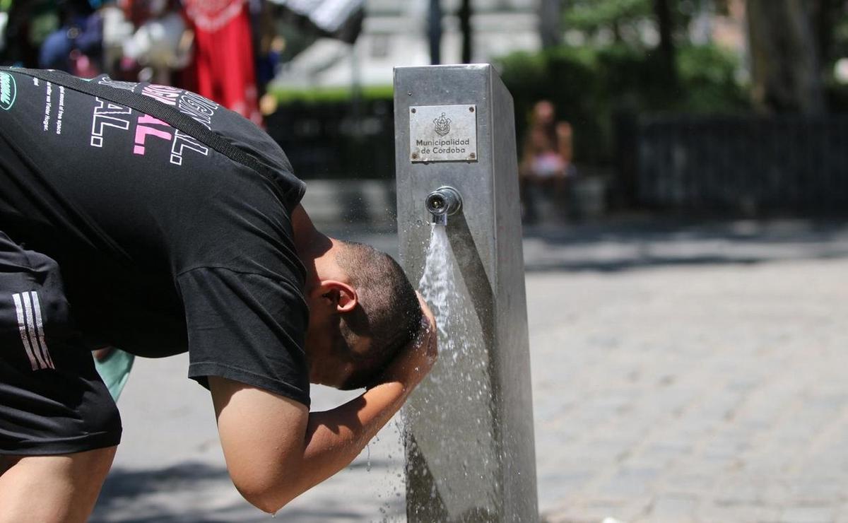 FOTO: El calor se siente con fuerza en las calles de Córdoba. (Daniel Cáceres/Cadena 3)