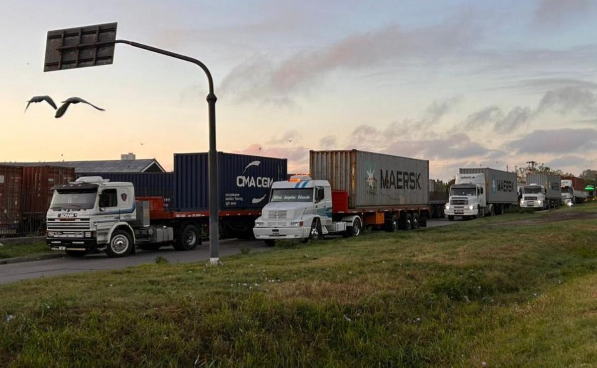 Muchos camiones en el acceso al Puerto de Rosario.