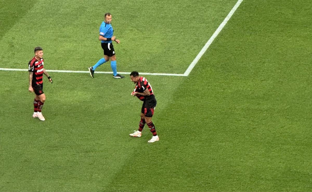 Danilo festeja el primer tanto del Flamengo ante Palmeiras. (Foto: @simpraisa)