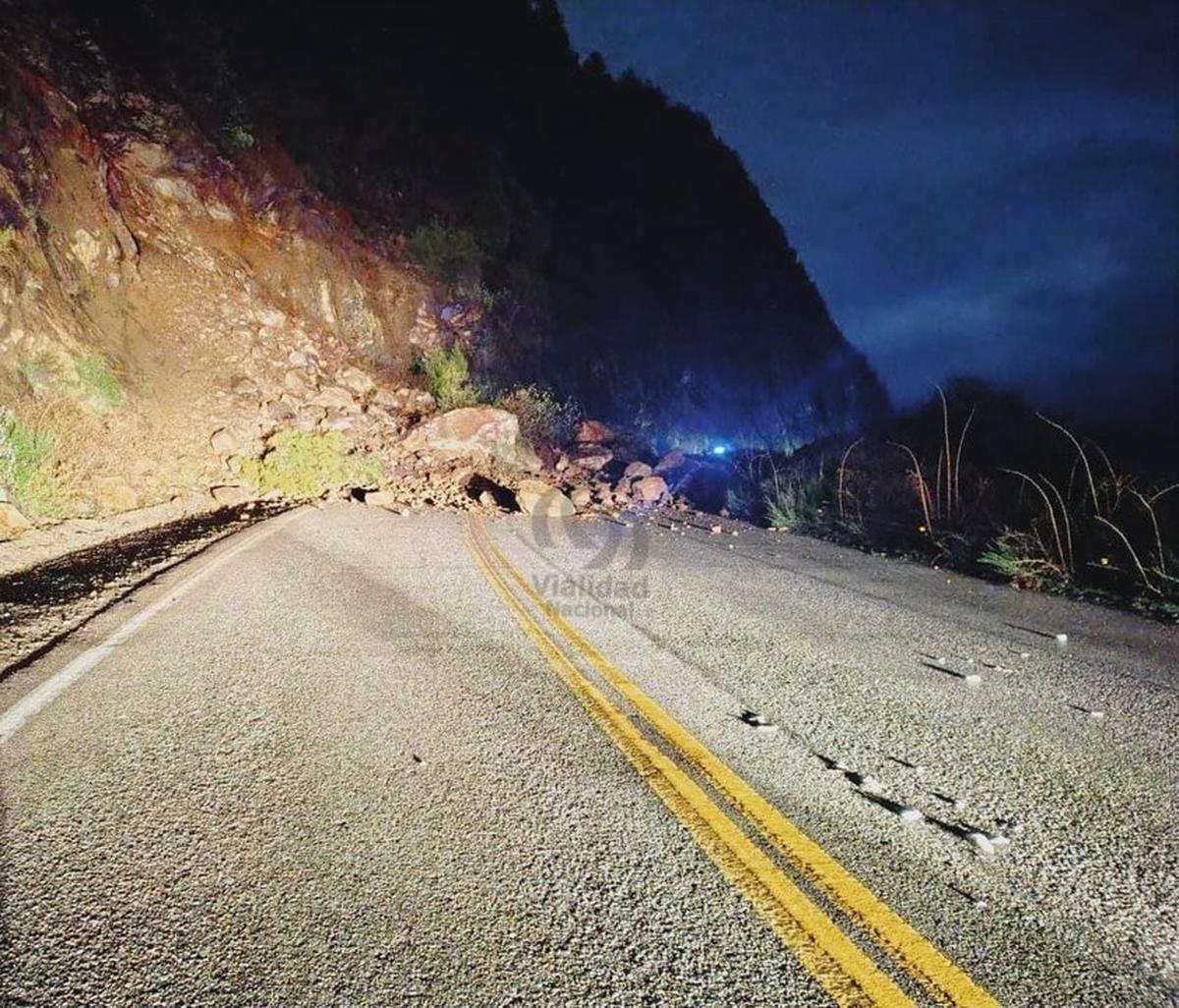 Corte indefinido en Ruta 40 por deslizamiento de rocas en el Camino de los Siete Lagos