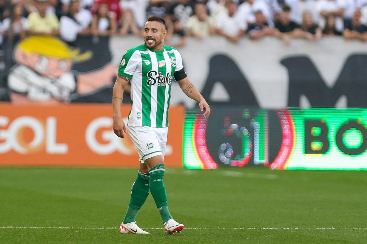 Alan Ruschel sobrevivió al terrible accidente y pudo volver a jugar.